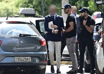 Ο κατηγορούμενος γιατρός στην υπόθεση θανάτου του Γιώργου Μαζωνάκη οδηγούνται στον ανακριτή, 14 Σεπτεμβρίου 2026 (φωτ.: EUROKINISSI / Μιχάλης Καραγιάννης)