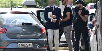 Ο κατηγορούμενος γιατρός στην υπόθεση θανάτου του Γιώργου Μαζωνάκη οδηγούνται στον ανακριτή, 14 Σεπτεμβρίου 2026 (φωτ.: EUROKINISSI / Μιχάλης Καραγιάννης)