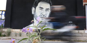 Γκράφιτι του Γιώργου Μαζωνάκη σε τοίχο στην ανατολική Θεσσαλονίκη, από τον street artist Hayate (φωτ.: EUROKINISSI / Ραφαήλ Γεωργιάδης)