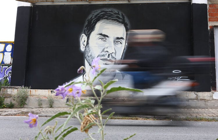 Γκράφιτι του Γιώργου Μαζωνάκη σε τοίχο στην ανατολική Θεσσαλονίκη, από τον street artist Hayate (φωτ.: EUROKINISSI / Ραφαήλ Γεωργιάδης)