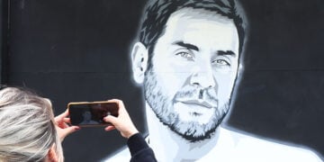 Γκράφιτι του Γιώργου Μαζωνάκη σε τοίχο στην ανατολική Θεσσαλονίκη, από τον street artist Hayate (φωτ.: EUROKINISSI / Ραφαήλ Γεωργιάδης_