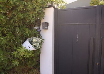 Λίγα λουλούδια από θαυμαστές, έξω από το σπίτι του Γιώργου Μαζωνάκη (φωτ.: EUROKINISSI / Σωτήρης Δημητρόπουλος)