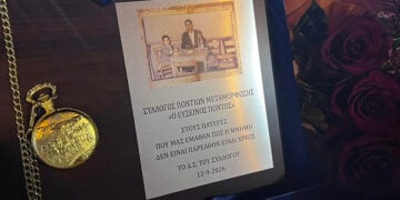 Φωτογραφία του (μικρού) Δημήτρη Μελισσανίδη με τον πατέρα του Ζώρα, στην τιμητική πλακέτα (φωτ.: Facebook / Σύλλογος Ποντίων Μεταμόρφωσης «Ο Εύξεινος Πόντος»)