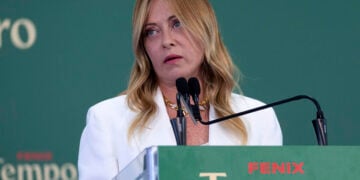Η πρωθυπουργός της Ιταλίας Τζόρτζια Μελόνι μιλά κατά τη διάρκεια του κομματικού φεστιβάλ νεολαίας «Fenix, il tempo del coraggio», στις 20 Σεπτεμβρίου 2026 (φωτ.: EPA / Massimo Percossi)