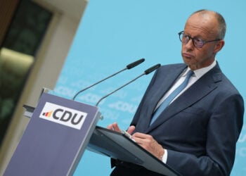 Ο Γερμανός καγκελάριος και πρόεδρος της CDU Φρίντριχ Μερτς, κατά τη συνέντευξη Τύπου που παραχώρησε στο Βερολίνο μία ημέρα μετά τις εκλογές στη Σαξονία-Άνχαλτ, στις 7 Σεπτεμβρίου 2026 (φωτ.: EPA / Hannibal Hanschke)