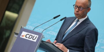 Ο Γερμανός καγκελάριος και πρόεδρος της CDU Φρίντριχ Μερτς, κατά τη συνέντευξη Τύπου που παραχώρησε στο Βερολίνο μία ημέρα μετά τις εκλογές στη Σαξονία-Άνχαλτ, στις 7 Σεπτεμβρίου 2026 (φωτ.: EPA / Hannibal Hanschke)