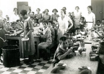 Από τις πρώτες φωτογραφίες των ορφανών προσφυγόπουλων που συγκέντρωσε και περιέθαλψε το Άσυλο Παιδιού Βόλου  (πηγή: Γενικά Αρχεία του Κράτους - Αρχεία Ν. Μαγνησίας)