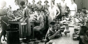 Από τις πρώτες φωτογραφίες των ορφανών προσφυγόπουλων που συγκέντρωσε και περιέθαλψε το Άσυλο Παιδιού Βόλου (πηγή: Γενικά Αρχεία του Κράτους - Αρχεία Ν. Μαγνησίας)