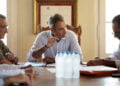 Από τη σύσκεψη στο δημαρχείο του Καστελλόριζου (φωτ.: Γρ. Τύπου Πρωθυπουργού / Δημήτρης Παπαμήτσος /EUROKINISSI)