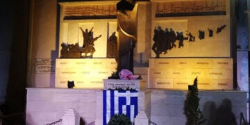 Το μνημείο που βρίσκεται στην Πλατεία Μικρασιατών στο Ρέθυμνο (φωτ.: Facebook / Nansy Diomantaraki)
