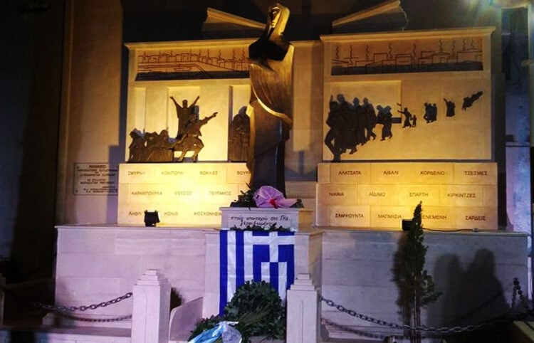 Το μνημείο που βρίσκεται στην Πλατεία Μικρασιατών στο Ρέθυμνο (φωτ.: Facebook / Nansy Diomantaraki)
