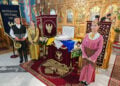 Με παραδοσιακές ενδυμασίες και τα λάβαρα των Σανταίων κατά το μνημόσυνο στην Παναγία Σουμελά (φωτ.: Ιερά Μητρόπολη Βεροίας, Ναούσης και Καμπανίας / Γεράσιμος Μπεκές)