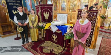 Με παραδοσιακές ενδυμασίες και τα λάβαρα των Σανταίων κατά το μνημόσυνο στην Παναγία Σουμελά (φωτ.: Ιερά Μητρόπολη Βεροίας, Ναούσης και Καμπανίας / Γεράσιμος Μπεκές)
