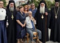 Καθιστός ο Αργύρης Μυλωνάς, κατά την εκδήλωση στο Μνημείο της Μικρασιάτισσας Μάνας στη Λιβαδειά. Κυριακή 20 Σεπτεμβρίου 2026 (φωτ.: Μητρόπολη Θηβών, Λεβαδείας και Αυλίδος)