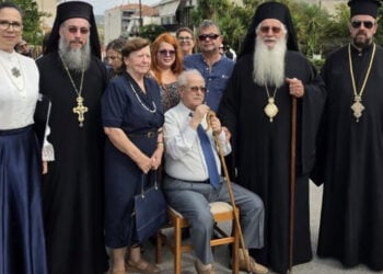 Καθιστός ο Αργύρης Μυλωνάς, κατά την εκδήλωση στο Μνημείο της Μικρασιάτισσας Μάνας στη Λιβαδειά. Κυριακή 20 Σεπτεμβρίου 2026 (φωτ.: Μητρόπολη Θηβών, Λεβαδείας και Αυλίδος)