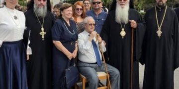 Καθιστός ο Αργύρης Μυλωνάς, κατά την εκδήλωση στο Μνημείο της Μικρασιάτισσας Μάνας στη Λιβαδειά. Κυριακή 20 Σεπτεμβρίου 2026 (φωτ.: Μητρόπολη Θηβών, Λεβαδείας και Αυλίδος)