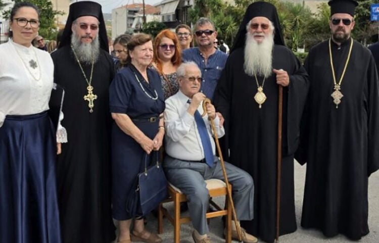 Καθιστός ο Αργύρης Μυλωνάς, κατά την εκδήλωση στο Μνημείο της Μικρασιάτισσας Μάνας στη Λιβαδειά. Κυριακή 20 Σεπτεμβρίου 2026 (φωτ.: Μητρόπολη Θηβών, Λεβαδείας και Αυλίδος)