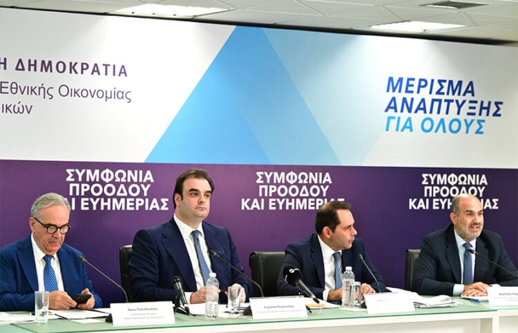 Το οικονομικό επιτελείο κατά την εξειδίκευση των μέτρων που ανακοινώθηκαν στην 90ή ΔΕΘ. Δευτέρα 7 Σεπτεμβρίου 2026 (φωτ.: EUROKINISSI / Τατιάνα Μπόλαρη)