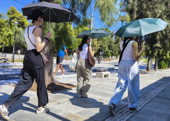 Πλησιάζει η ώρα που οι ομπρέλες θα θυμηθούν την κανονική χρήση τους (φωτ.: EUROKINISSI / Γιώργος Κονταρίνης)