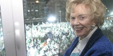 Η Μαργαρίτα Παπανδρέου παρακολουθεί προεκλογική ομιλία του γιου της Γιώργου, στο Πεδίον Άρεως (φωτ.: EUROKINISSI)