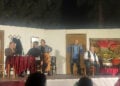 Στιγμιότυπο από την παράσταση «Ας εν’ καλά η μάνα σ’» στο Πετρωτό, όπου η ποντιακή λαλιά, το χιούμορ και η συγκίνηση συνάντησαν το θερμό χειροκρότημα του κοινού (φωτ.: Δήμος Ωραιοκάστρου)