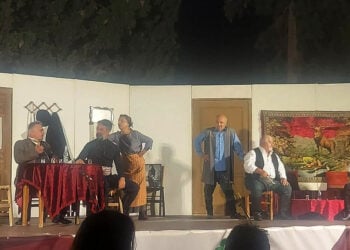 Στιγμιότυπο από την παράσταση «Ας εν’ καλά η μάνα σ’» στο Πετρωτό, όπου η ποντιακή λαλιά, το χιούμορ και η συγκίνηση συνάντησαν το θερμό χειροκρότημα του κοινού (φωτ.: Δήμος Ωραιοκάστρου)