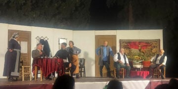 Στιγμιότυπο από την παράσταση «Ας εν’ καλά η μάνα σ’» στο Πετρωτό, όπου η ποντιακή λαλιά, το χιούμορ και η συγκίνηση συνάντησαν το θερμό χειροκρότημα του κοινού (φωτ.: Δήμος Ωραιοκάστρου)