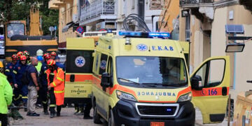 Συνεχίζονται οι έρευνες στην οδό Λυσικράτους για τους αγνοούμενους, μετά την κατάρρευση της διπλοκατοικίας (φωτ.: EUROKINISSI / Γιώργος Κονταρίνης)