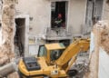 Μέλη της Πυροσβεστικής και στελέχη της ΕΜΑΚ στα συντρίμμια του κτηρίου στην οδό Λυσικράτους στην Πλάκα (φωτ.: ΑΠΕ-ΜΠΕ / Γιώργος Βιτσαράς)