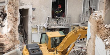 Μέλη της Πυροσβεστικής και στελέχη της ΕΜΑΚ στα συντρίμμια του κτηρίου στην οδό Λυσικράτους στην Πλάκα (φωτ.: ΑΠΕ-ΜΠΕ / Γιώργος Βιτσαράς)
