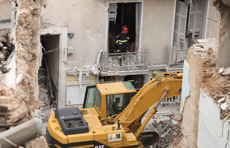 Μέλη της Πυροσβεστικής και στελέχη της ΕΜΑΚ στα συντρίμμια του κτηρίου στην οδό Λυσικράτους στην Πλάκα (φωτ.: ΑΠΕ-ΜΠΕ / Γιώργος Βιτσαράς)