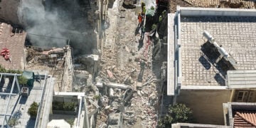 Η «βομβαρδισμένη» οδός Λυσικράτους στην Πλάκα. Παρασκευή 25 Σεπτεμβρίου 2025 (φωτ.: EUROKINISSI)