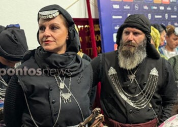 Λίγο πριν από την εμφάνιση μπροστά στους θεατές του 20ού Φεστιβάλ Ποντιακών Χορών που φιλοξενήθηκε στο PAOK Sports Arena. Σάββατο 26 Σεπτεμβρίου 2026 (φωτ.: Βασίλης Καρυοφυλλίδης)