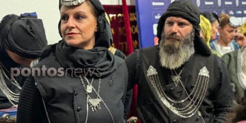Λίγο πριν από την εμφάνιση μπροστά στους θεατές του 20ού Φεστιβάλ Ποντιακών Χορών που φιλοξενήθηκε στο PAOK Sports Arena. Σάββατο 26 Σεπτεμβρίου 2026 (φωτ.: Βασίλης Καρυοφυλλίδης)