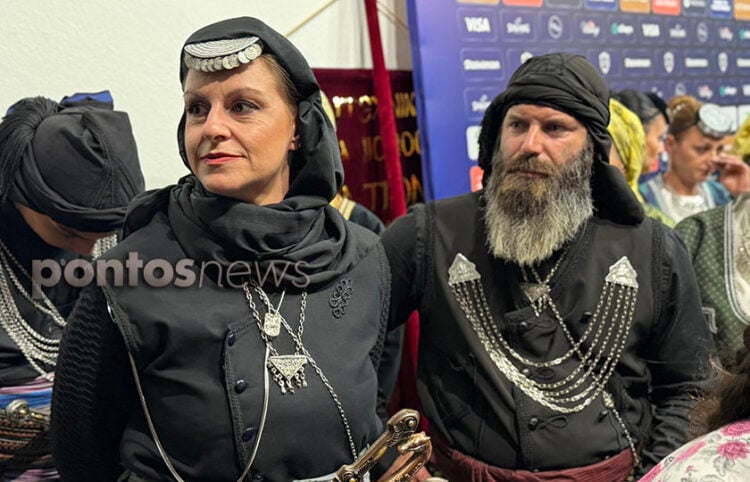 Λίγο πριν από την εμφάνιση μπροστά στους θεατές του 20ού Φεστιβάλ Ποντιακών Χορών που φιλοξενήθηκε στο PAOK Sports Arena. Σάββατο 26 Σεπτεμβρίου 2026 (φωτ.: Βασίλης Καρυοφυλλίδης)