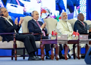 Ο Βλαντίμιρ Πούτιν μεταξύ ηγετών χωρών των BRICS (φωτ.: EPA)