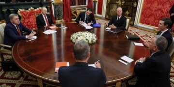 Ο Βλαντίμιρ Πούτιν με τον Στιβ Γουίτκοφ και τον Τζάρεντ Κούσνερ στο Κρεμλίνο, 5 Σεπτεμβρίου 2026 (φωτ.: EPA / Mikhail Metzel / SPUTNIK / Kremlin Pool)