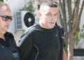 Ο Αλκέτ Ριζάι το 2013, κατά τη μεταγωγή του στα δικαστήρια της Λαμίας (φωτ.: EUROKINISSI)
