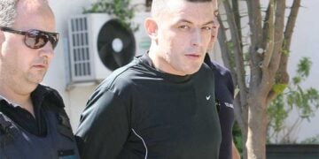 Ο Αλκέτ Ριζάι το 2013, κατά τη μεταγωγή του στα δικαστήρια της Λαμίας (φωτ.: EUROKINISSI)