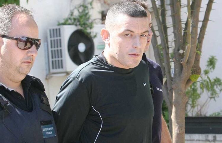 Ο Αλκέτ Ριζάι το 2013, κατά τη μεταγωγή του στα δικαστήρια της Λαμίας (φωτ.: EUROKINISSI)
