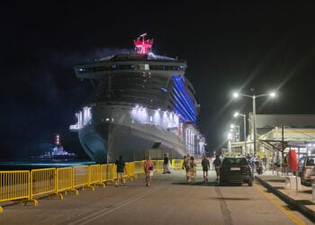 To Scarlet Lady στο λιμάνι της Ρόδου, Τετάρτη 30 Σεπτεμβρίου 2026 (φωτ.: ΑΠΕ-ΜΠΕ)