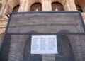 Σημείωμα ενημερώνει τους επισκέπτες του Κολοσσαίου για το θάνατο του εργάτη (φωτ.: EPA / Federico Perruolo)