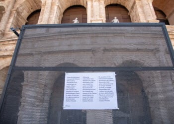 Σημείωμα ενημερώνει τους επισκέπτες του Κολοσσαίου για το θάνατο του εργάτη (φωτ.: EPA / Federico Perruolo)