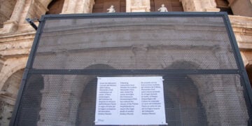 Σημείωμα ενημερώνει τους επισκέπτες του Κολοσσαίου για το θάνατο του εργάτη (φωτ.: EPA / Federico Perruolo)
