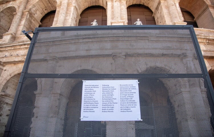 Σημείωμα ενημερώνει τους επισκέπτες του Κολοσσαίου για το θάνατο του εργάτη (φωτ.: EPA / Federico Perruolo)