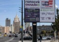 Διαφημιστική οθόνη μπροστά από το υπουργείο Εξωτερικών της Ρωσίας στη Μόσχα ανακοινώνει τις επερχόμενες βουλευτικές εκλογές, 17 Σεπτεμβρίου 2026 (φωτ.: EPA / Maxim Shipenkov)