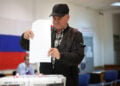 Ρώσος πολίτης ψηφίζει σε εκλογικό τμήμα στο Ποντόλσκ, έξω από τη Μόσχα, κατά τη δεύτερη ημέρα των εκλογών για την Κρατική Δούμα (φωτ.: EPA / Maxim Shipenkov)