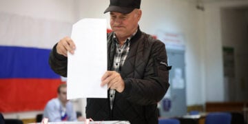 Ρώσος πολίτης ψηφίζει σε εκλογικό τμήμα στο Ποντόλσκ, έξω από τη Μόσχα, κατά τη δεύτερη ημέρα των εκλογών για την Κρατική Δούμα (φωτ.: EPA / Maxim Shipenkov)