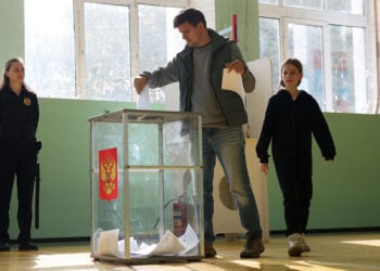 Ρώσος πολίτης ψηφίζει σε εκλογικό τμήμα στο Ποντόλσκ, έξω από τη Μόσχα, κατά τη δεύτερη ημέρα των εκλογών για την Κρατική Δούμα (φωτ.: EPA / Maxim Shipenkov)