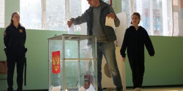 Ρώσος πολίτης ψηφίζει σε εκλογικό τμήμα στο Ποντόλσκ, έξω από τη Μόσχα, κατά τη δεύτερη ημέρα των εκλογών για την Κρατική Δούμα (φωτ.: EPA / Maxim Shipenkov)